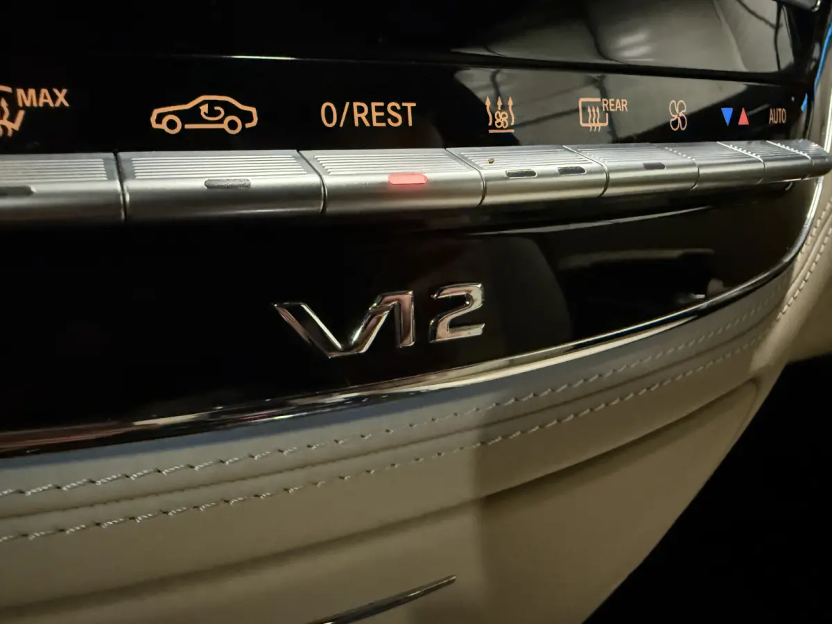 600 V12 Lang AMG Facelift UNIEKE AUTO/TOPCONDITIE/VOLLEDIG MERCEDES DEALER HISTORIE/PANO-SCHUIFDAK/NACHTZICHT/MASSAGE+VENTILATIE/DISTRONIC/LANE-ASSIST/CAMERA/HARMAN&KARDON/20"AMG/YOUNGTIMER/