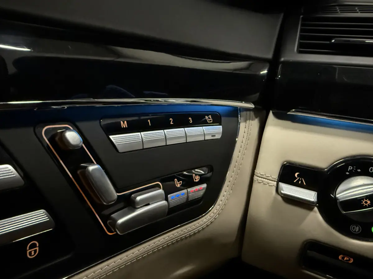 600 V12 Lang AMG Facelift UNIEKE AUTO/TOPCONDITIE/VOLLEDIG MERCEDES DEALER HISTORIE/PANO-SCHUIFDAK/NACHTZICHT/MASSAGE+VENTILATIE/DISTRONIC/LANE-ASSIST/CAMERA/HARMAN&KARDON/20"AMG/YOUNGTIMER/