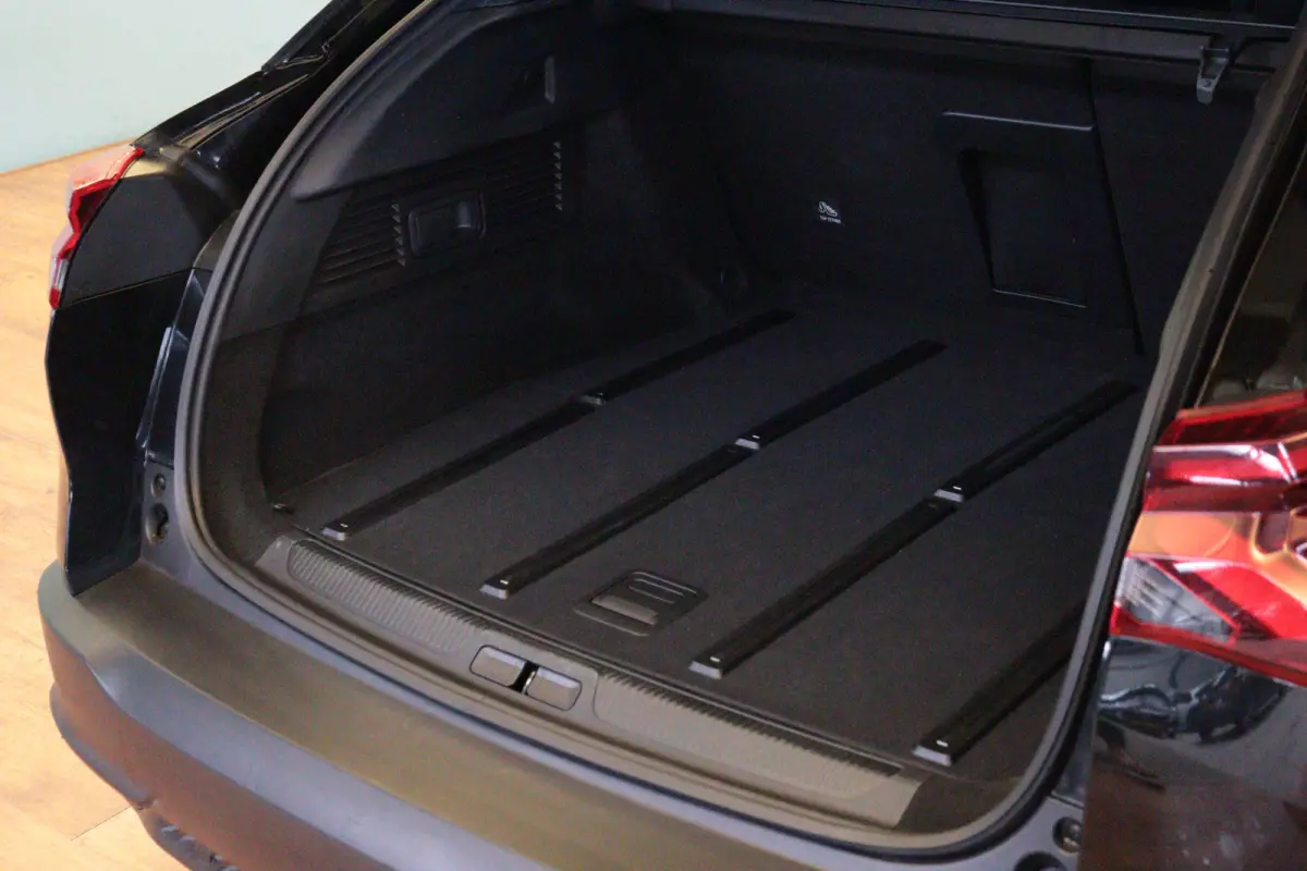 1.6 Plug-in Hybrid 225 Feel | NAVI / APPCONNECT | CAMERA + PDC | ADAP CRUISE | STOELVERW | LMV19" | .