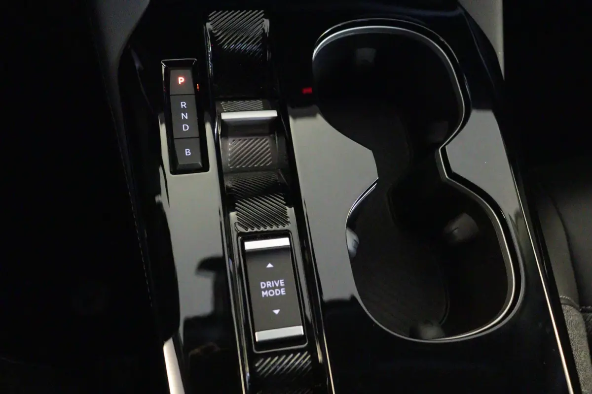 1.6 Plug-in Hybrid 225 Feel | NAVI / APPCONNECT | CAMERA + PDC | ADAP CRUISE | STOELVERW | LMV19" | .