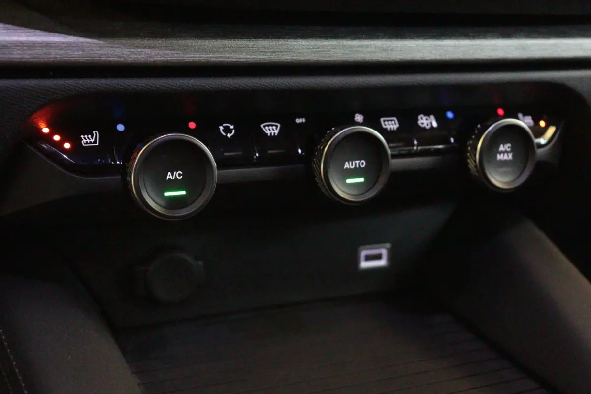 1.6 Plug-in Hybrid 225 Feel | NAVI / APPCONNECT | CAMERA + PDC | ADAP CRUISE | STOELVERW | LMV19" | .