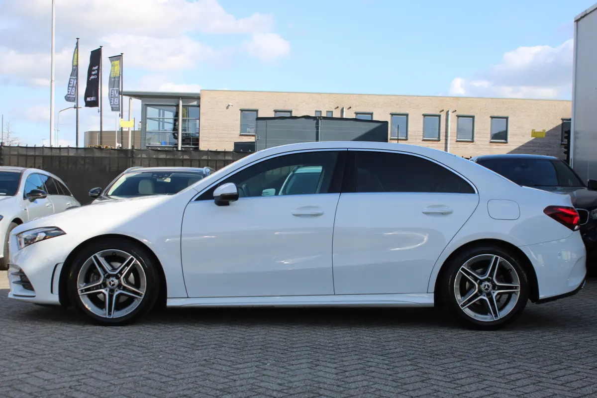 180 AUT7 AMG LINE WIDESCREEN NAVI CAMERA CARPLAY NL AUTO