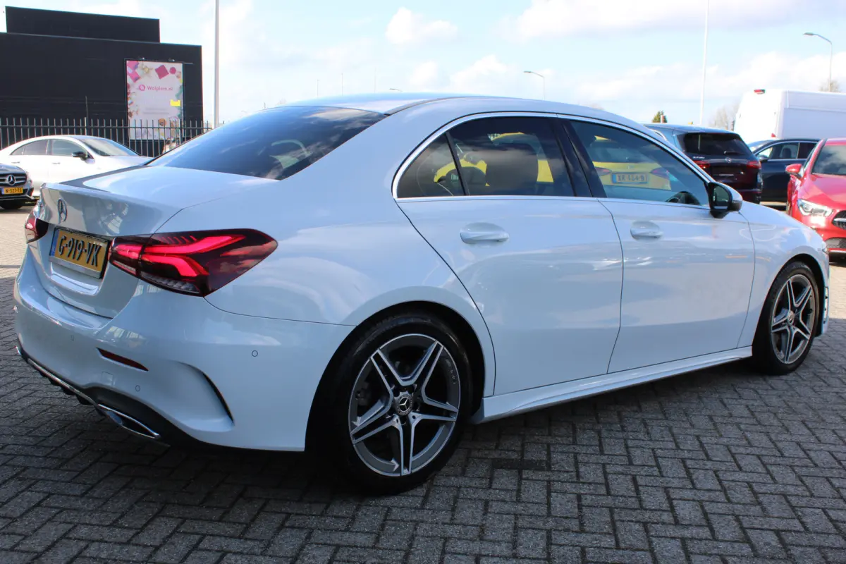 180 AUT7 AMG LINE WIDESCREEN NAVI CAMERA CARPLAY NL AUTO