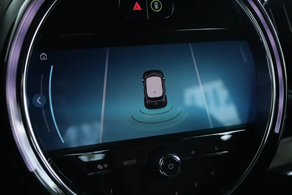 Mini 1.5 Cooper Business Edition | Cruise Control | Trekhaak | Navigatie | Carplay | PDC | LED | Shadowline