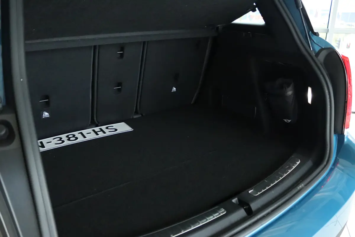 Mini 1.5 Cooper Business Edition | Cruise Control | Trekhaak | Navigatie | Carplay | PDC | LED | Shadowline