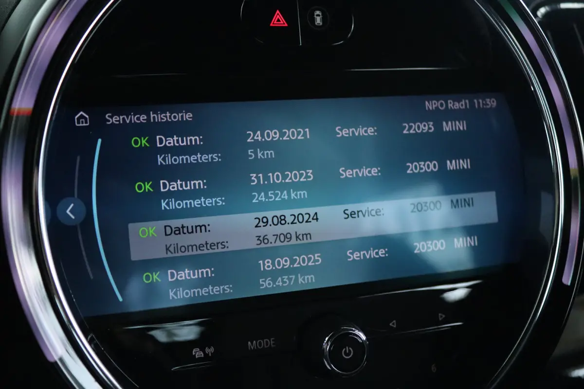 Mini 1.5 Cooper Business Edition | Cruise Control | Trekhaak | Navigatie | Carplay | PDC | LED | Shadowline