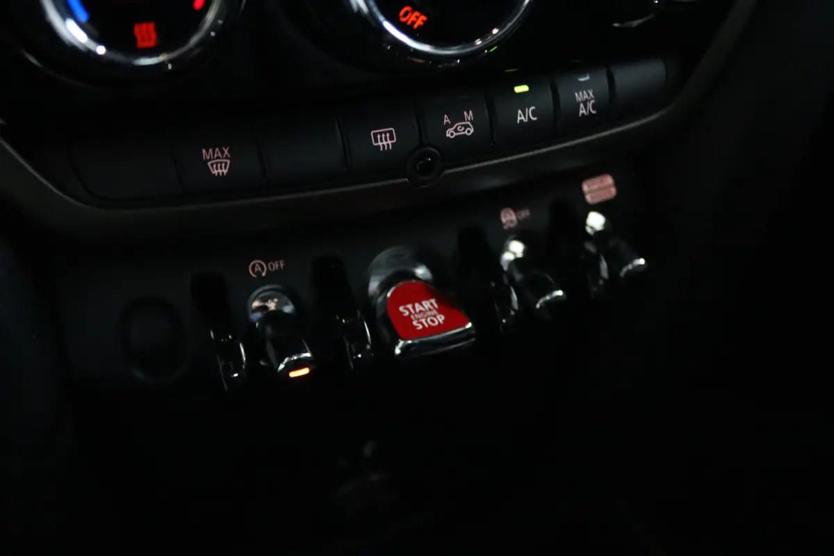 Mini 1.5 Cooper Business Edition | Cruise Control | Trekhaak | Navigatie | Carplay | PDC | LED | Shadowline
