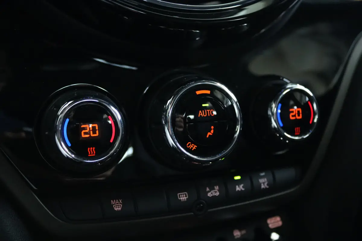 Mini 1.5 Cooper Business Edition | Cruise Control | Trekhaak | Navigatie | Carplay | PDC | LED | Shadowline