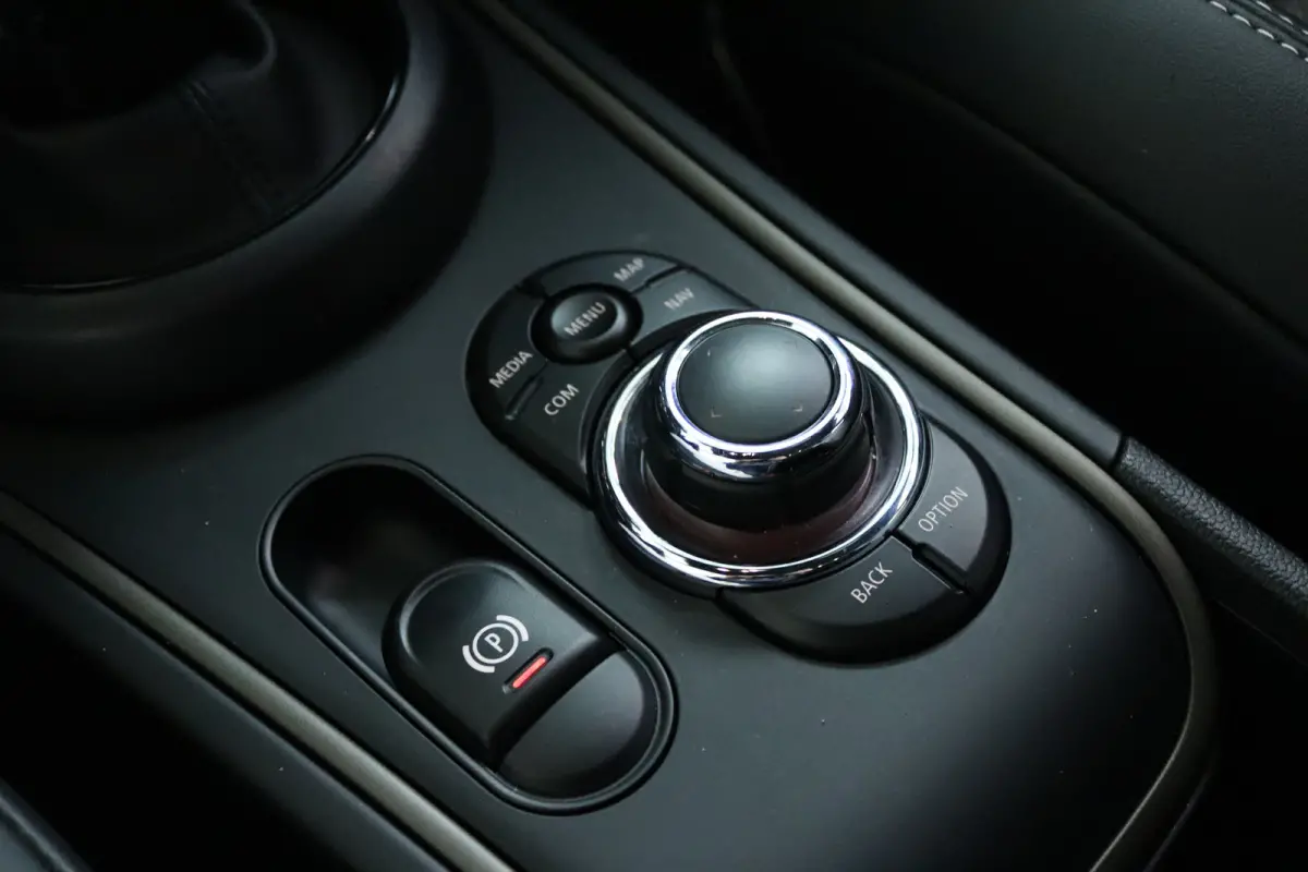 Mini 1.5 Cooper Business Edition | Cruise Control | Trekhaak | Navigatie | Carplay | PDC | LED | Shadowline