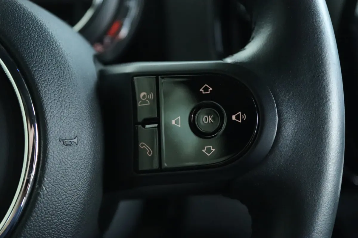 Mini 1.5 Cooper Business Edition | Cruise Control | Trekhaak | Navigatie | Carplay | PDC | LED | Shadowline
