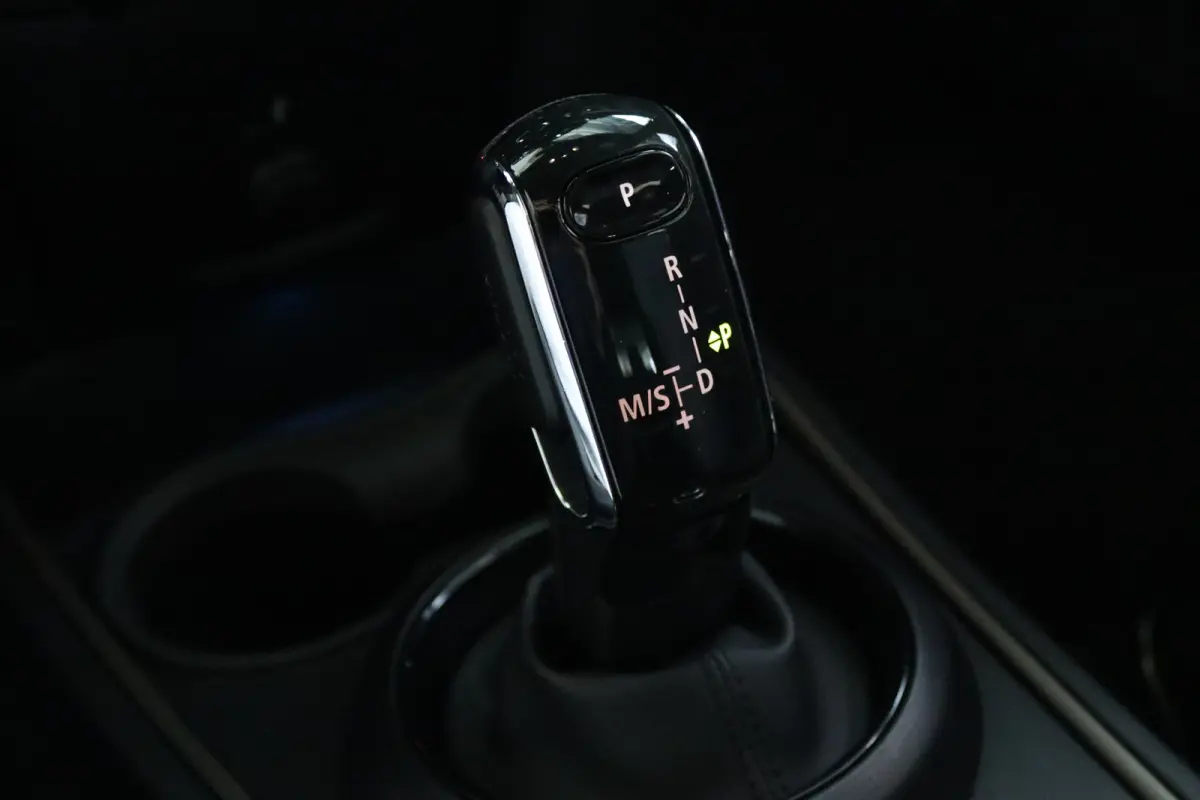 Mini 1.5 Cooper Business Edition | Cruise Control | Trekhaak | Navigatie | Carplay | PDC | LED | Shadowline