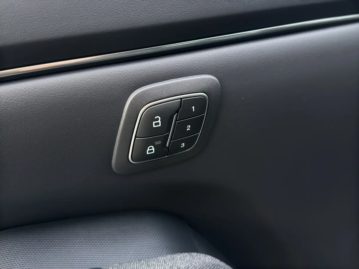 Standard RWD 75 kWh | Achteruitrijcamera | Cruise control adaptief met Stop&Go en stuurhulp | Elektrisch bedienbare achterklep met sensorsturing