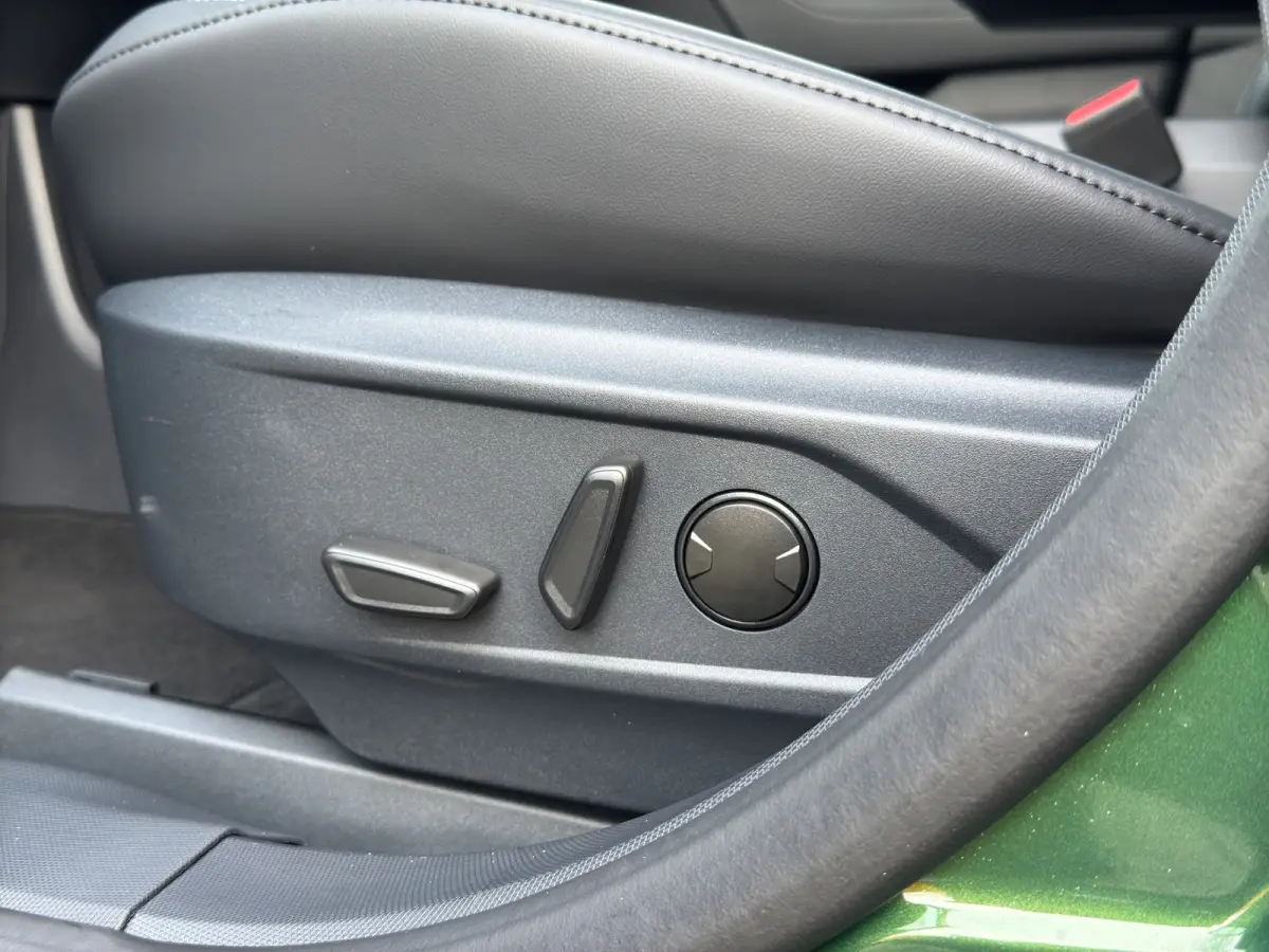 Standard RWD 75 kWh | Achteruitrijcamera | Cruise control adaptief met Stop&Go en stuurhulp | Elektrisch bedienbare achterklep met sensorsturing