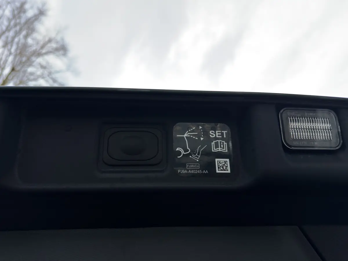 Standard RWD 75 kWh | Achteruitrijcamera | Cruise control adaptief met Stop&Go en stuurhulp | Elektrisch bedienbare achterklep met sensorsturing