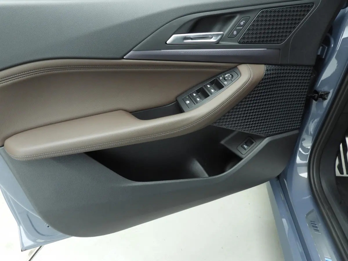 218i | M-Sportpakket | LED | Leder | Navigatie | Sportstoelen | Shadow line | DAB | Alu 18 inch