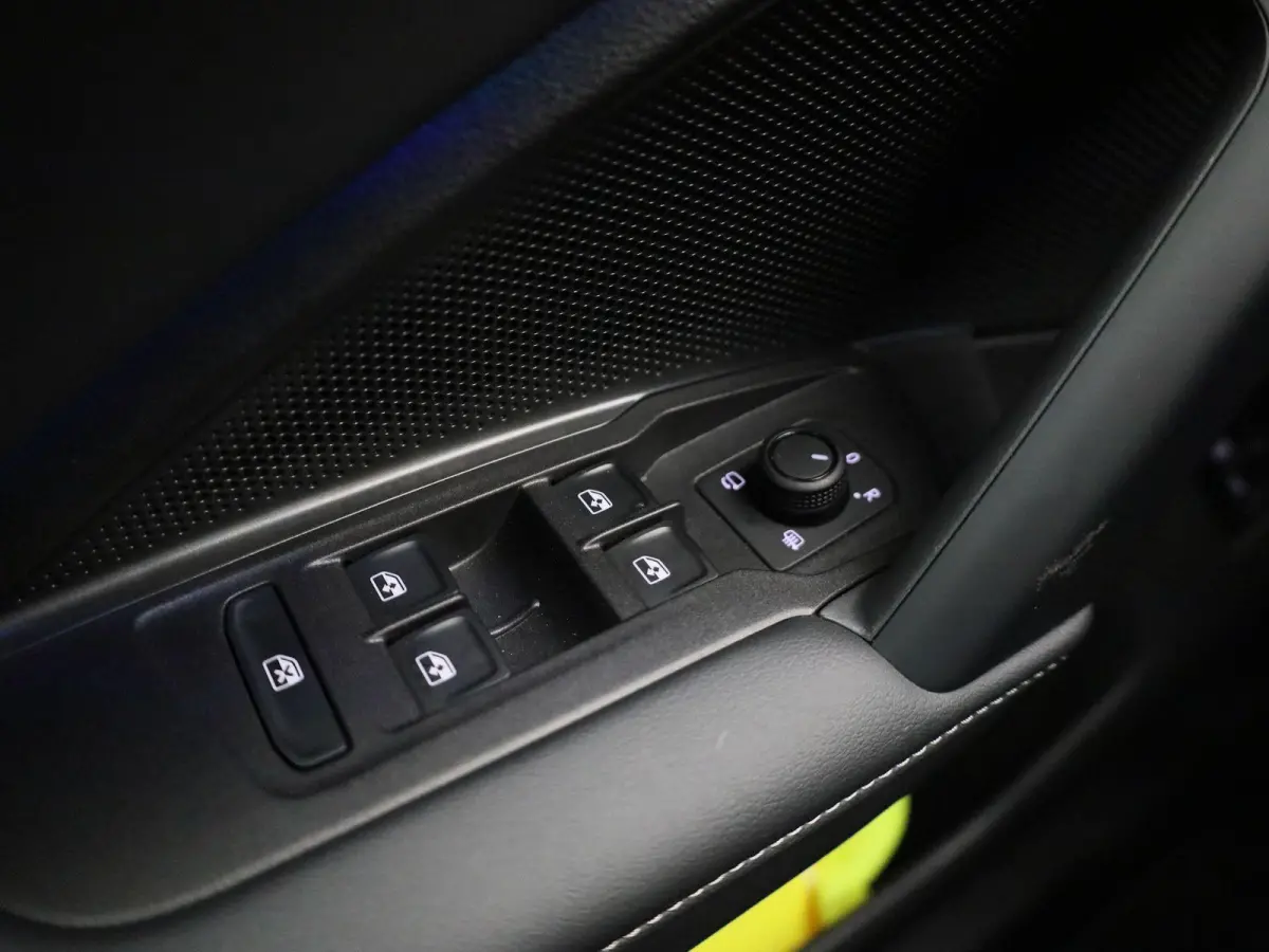 1.5 eHybrid Life Edition 204 PK | Panoramadak | Stoelverwarming | LED Koplampen | Apple Carplay | Navigatie | Keyless access | Camera | Elektrische achterklep | Stuurverwarming | Android Aut