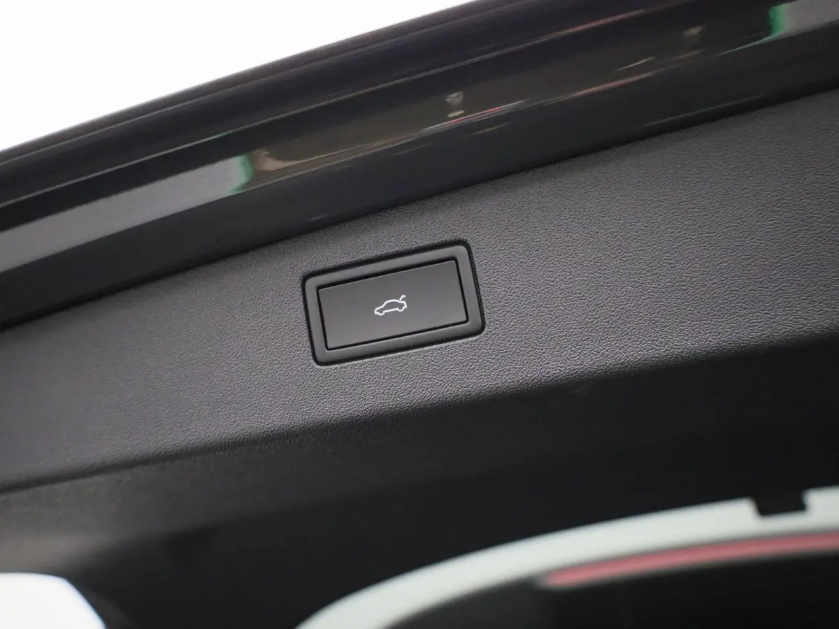 1.5 eHybrid Life Edition 204 PK | Panoramadak | Stoelverwarming | LED Koplampen | Apple Carplay | Navigatie | Keyless access | Camera | Elektrische achterklep | Stuurverwarming | Android Aut