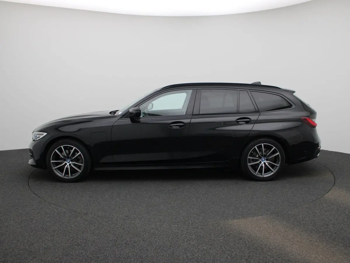 320e Executive | Automaat | Navigatie | Sfeerverlichting | Trekhaak | Camera | Lederen Bekleding |