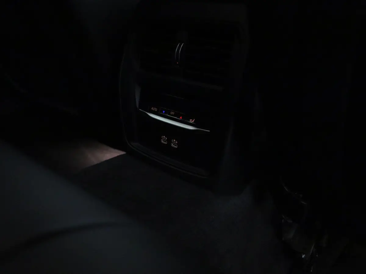 320e Executive | Automaat | Navigatie | Sfeerverlichting | Trekhaak | Camera | Lederen Bekleding |