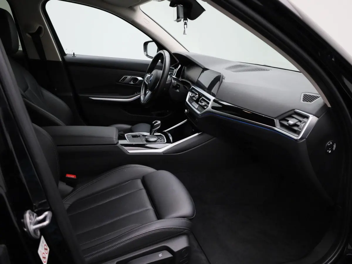 320e Executive | Automaat | Navigatie | Sfeerverlichting | Trekhaak | Camera | Lederen Bekleding |