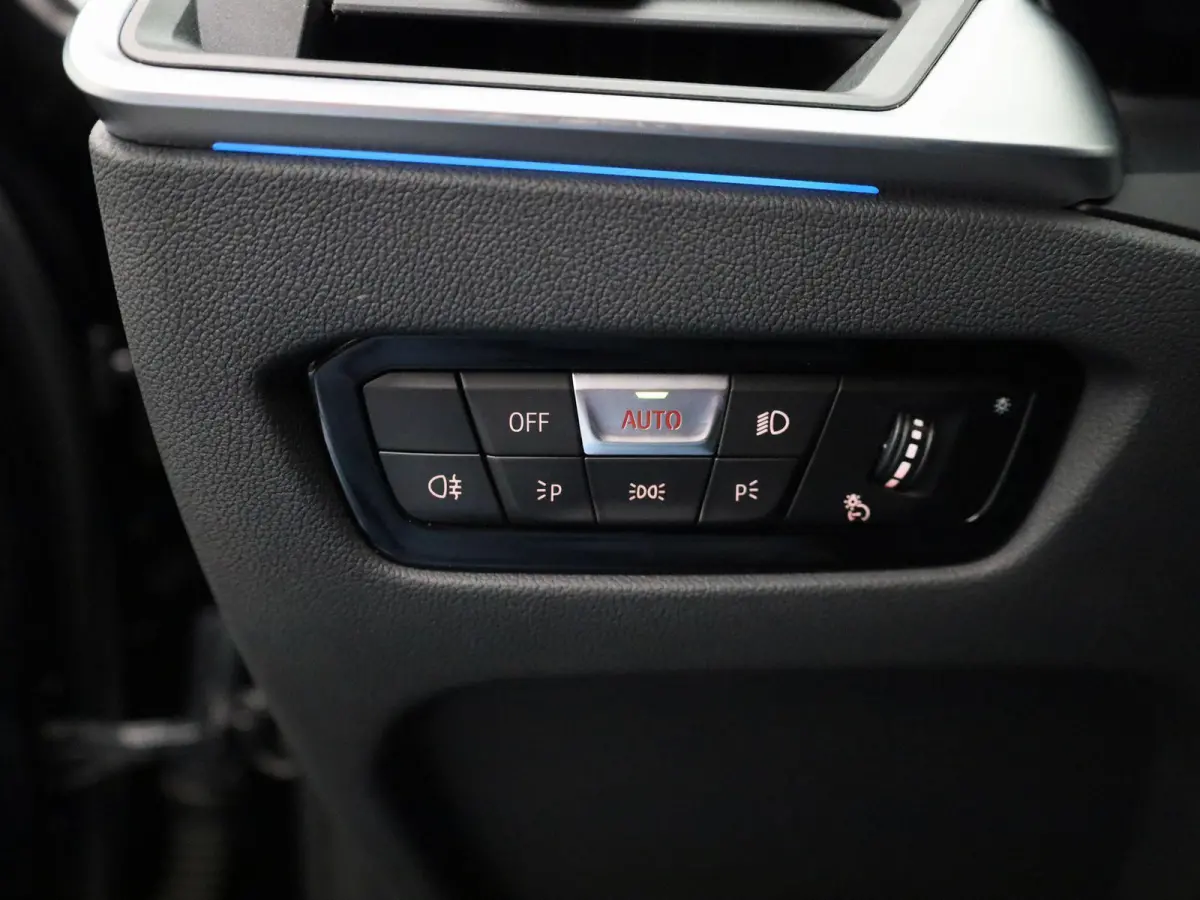 320e Executive | Automaat | Navigatie | Sfeerverlichting | Trekhaak | Camera | Lederen Bekleding |