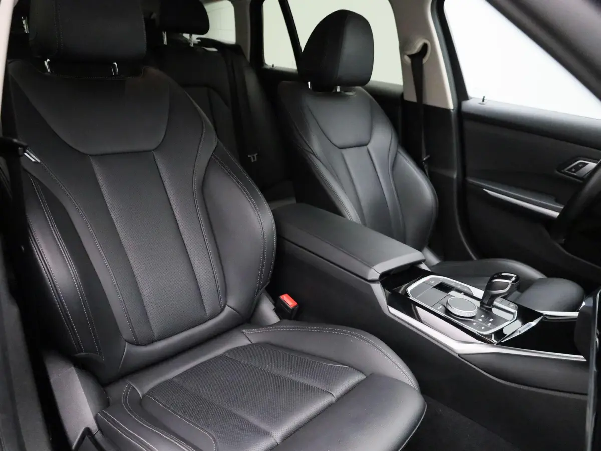 320e Executive | Automaat | Navigatie | Sfeerverlichting | Trekhaak | Camera | Lederen Bekleding |