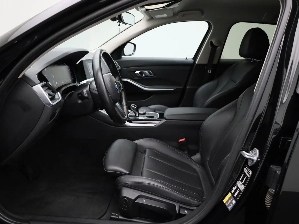 320e Executive | Automaat | Navigatie | Sfeerverlichting | Trekhaak | Camera | Lederen Bekleding |