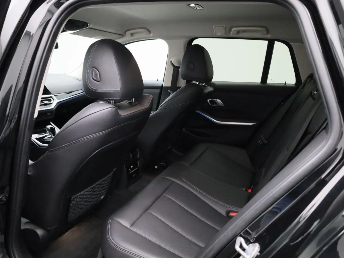 320e Executive | Automaat | Navigatie | Sfeerverlichting | Trekhaak | Camera | Lederen Bekleding |