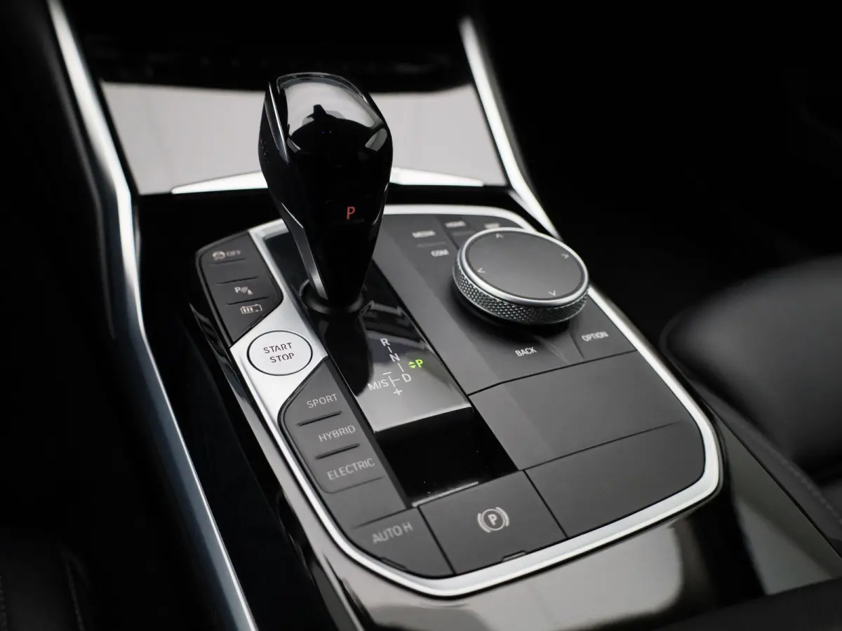 320e Executive | Automaat | Navigatie | Sfeerverlichting | Trekhaak | Camera | Lederen Bekleding |
