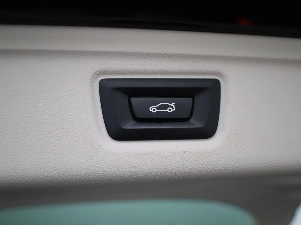 320e Executive | Automaat | Navigatie | Sfeerverlichting | Trekhaak | Camera | Lederen Bekleding |