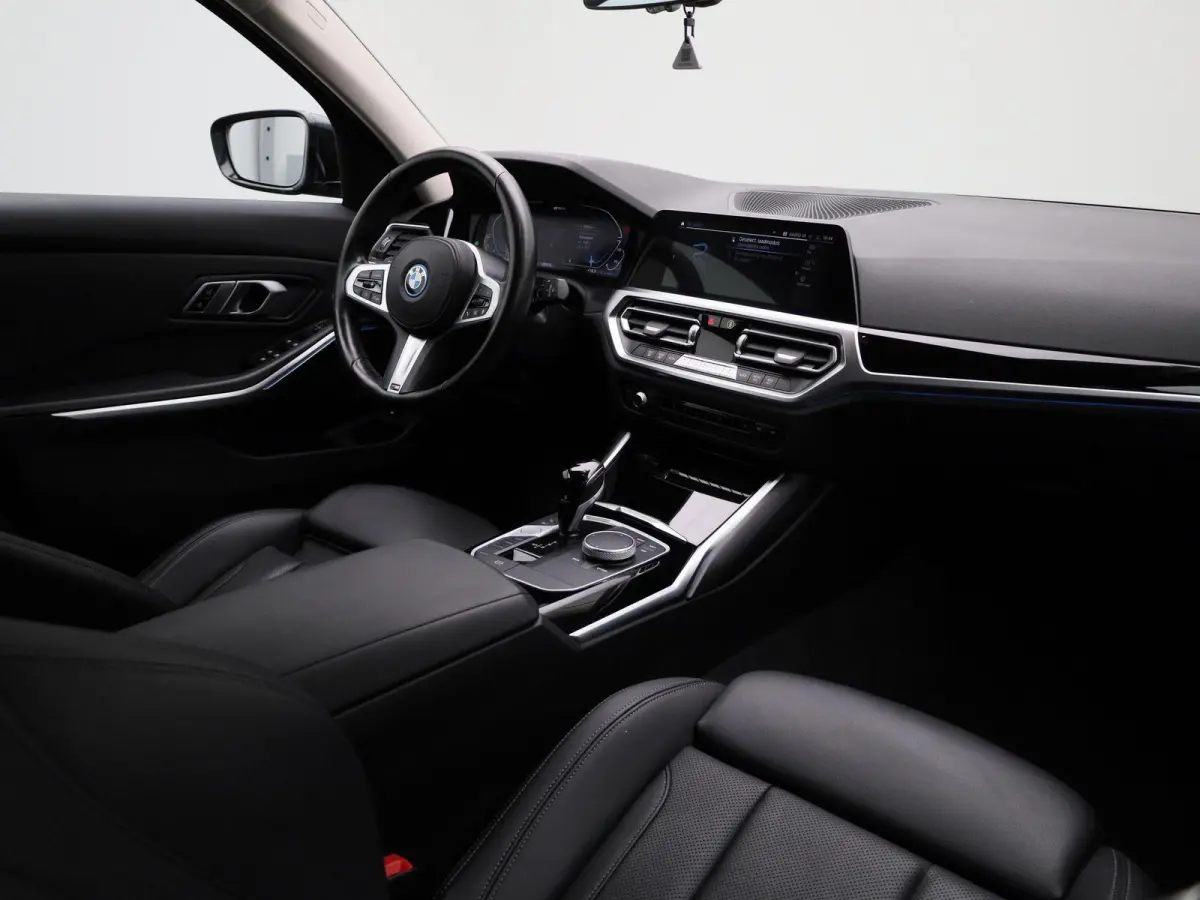 320e Executive | Automaat | Navigatie | Sfeerverlichting | Trekhaak | Camera | Lederen Bekleding |
