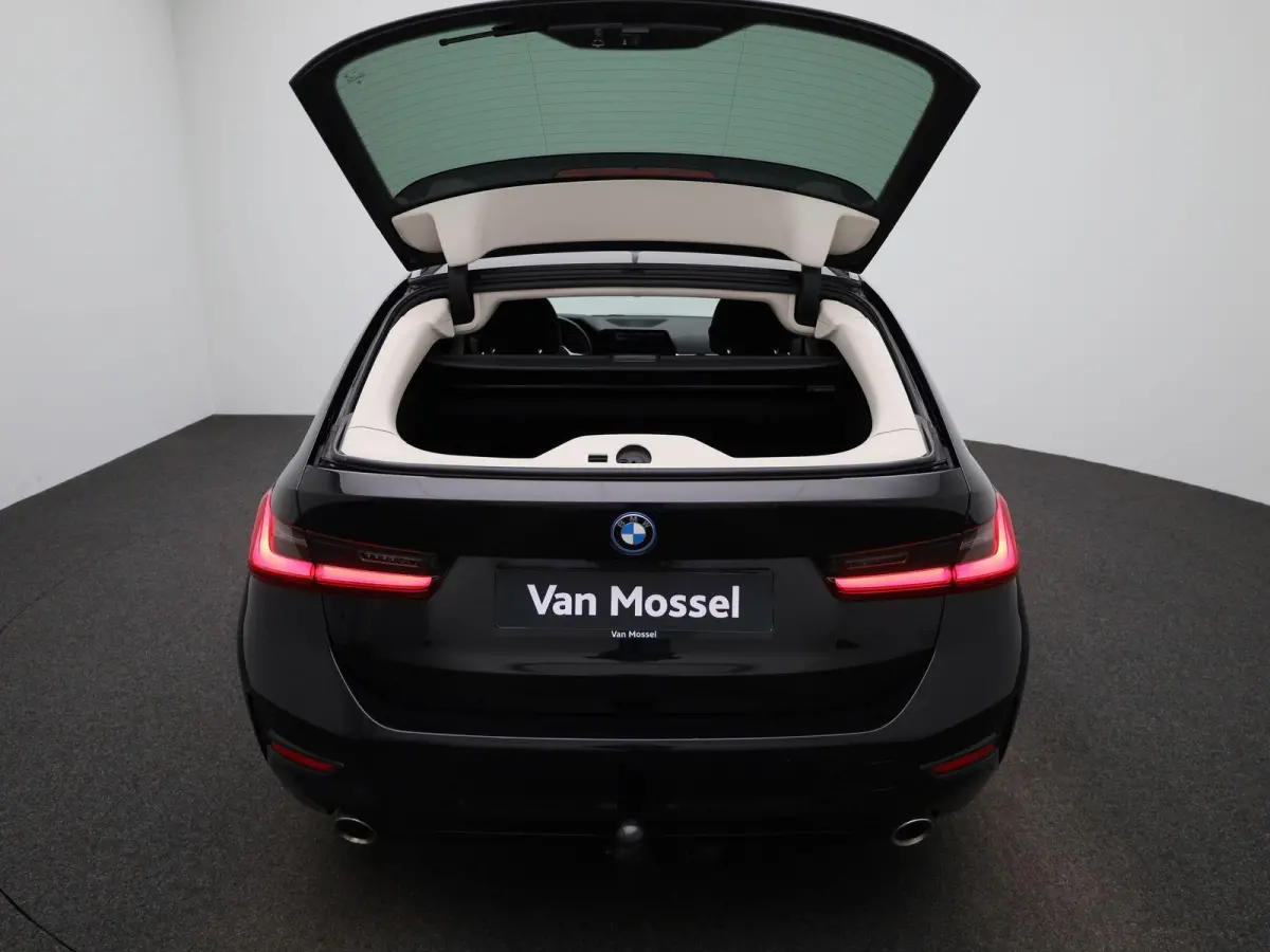 320e Executive | Automaat | Navigatie | Sfeerverlichting | Trekhaak | Camera | Lederen Bekleding |