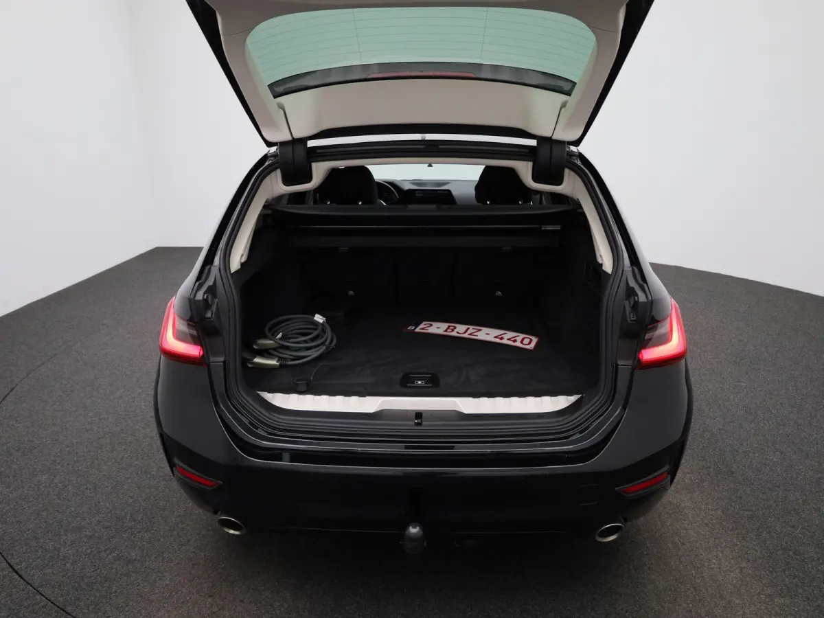 320e Executive | Automaat | Navigatie | Sfeerverlichting | Trekhaak | Camera | Lederen Bekleding |