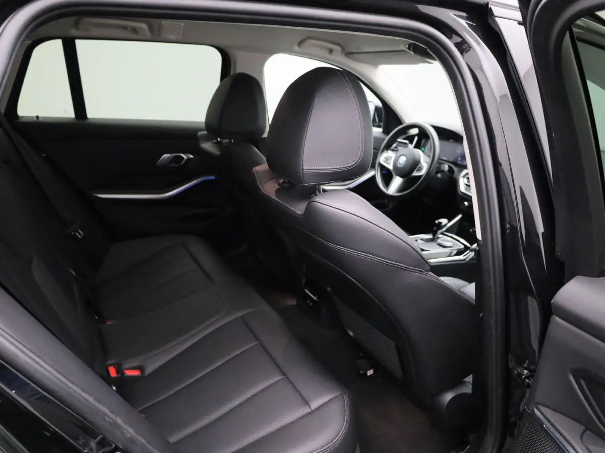 320e Executive | Automaat | Navigatie | Sfeerverlichting | Trekhaak | Camera | Lederen Bekleding |