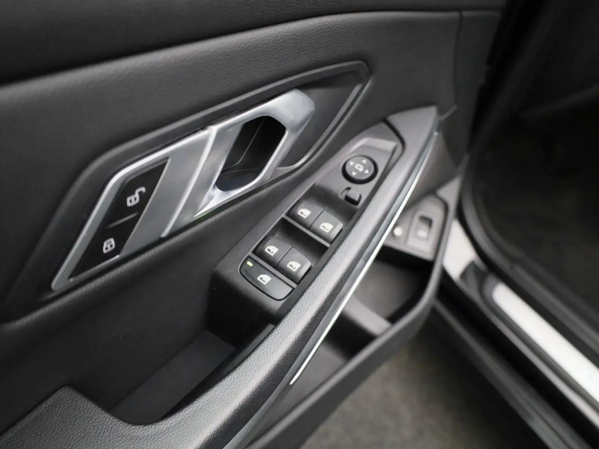 320e Executive | Automaat | Navigatie | Sfeerverlichting | Trekhaak | Camera | Lederen Bekleding |