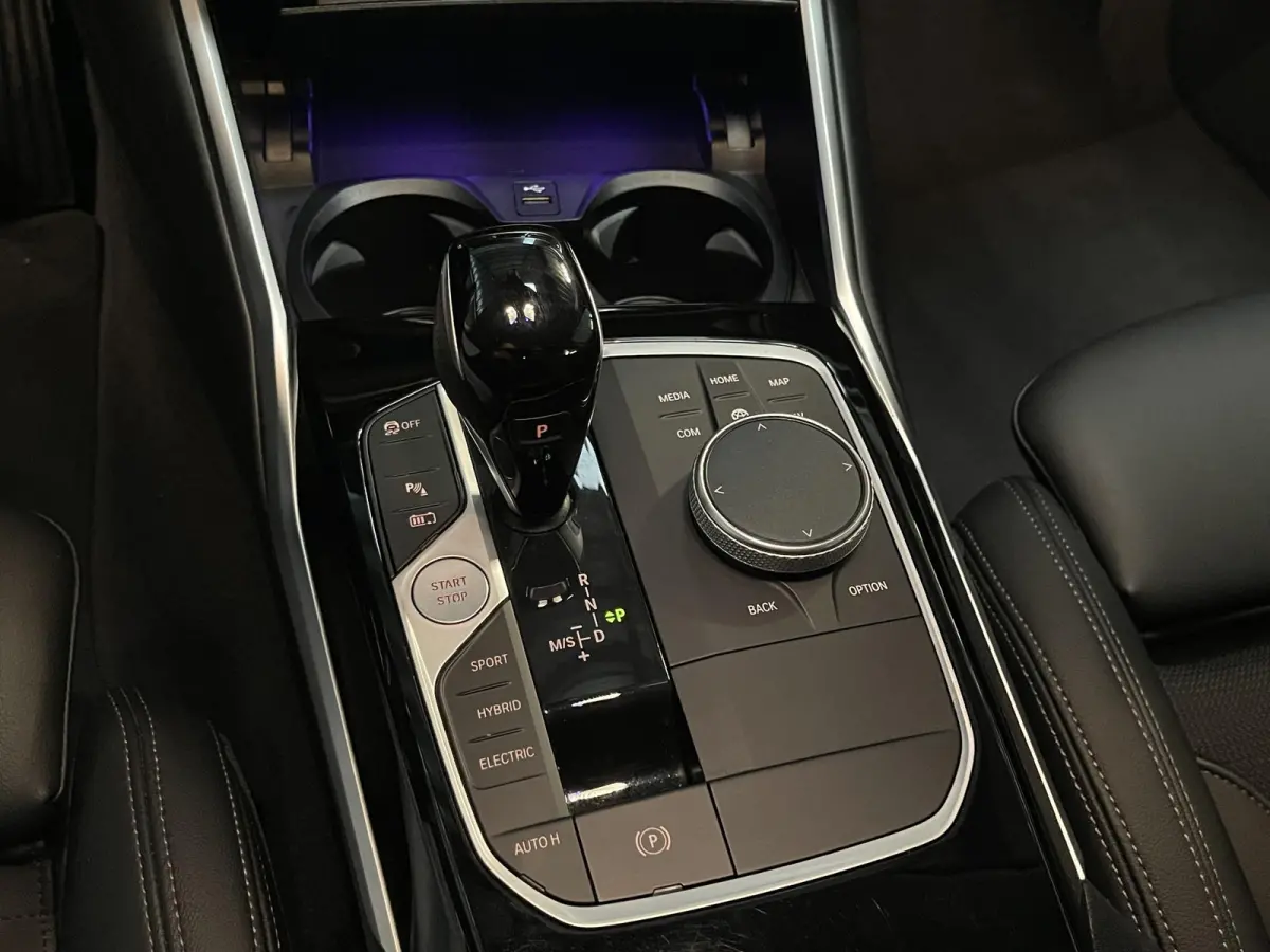 330e xDrive Business Edition Plus 18"/Trekhaak/Laser LED/Head-up/Stoelverwarming/Elektrische klep/Keyless/Apple Carplay & Android Auto
