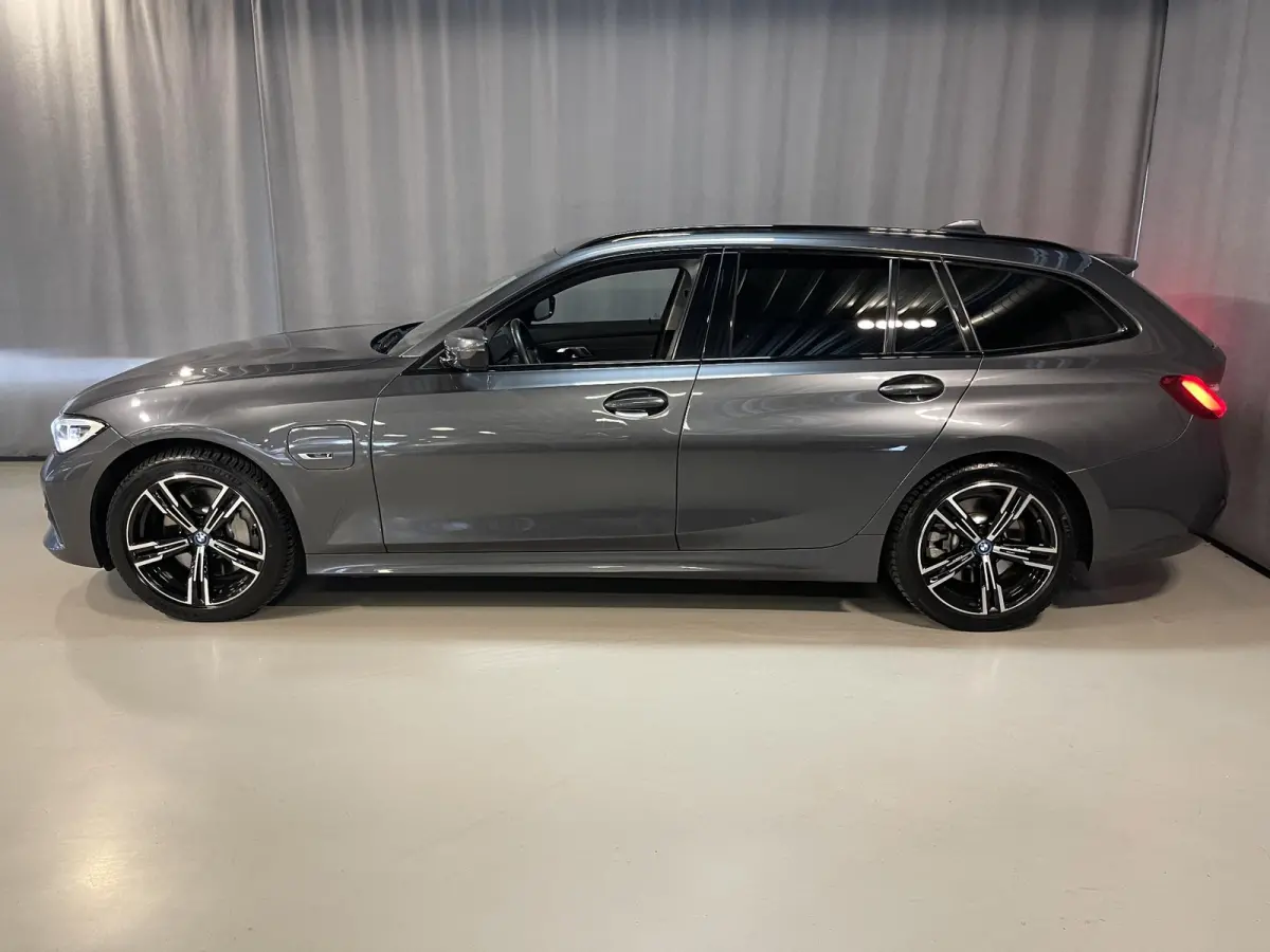 330e xDrive Business Edition Plus 18"/Trekhaak/Laser LED/Head-up/Stoelverwarming/Elektrische klep/Keyless/Apple Carplay & Android Auto