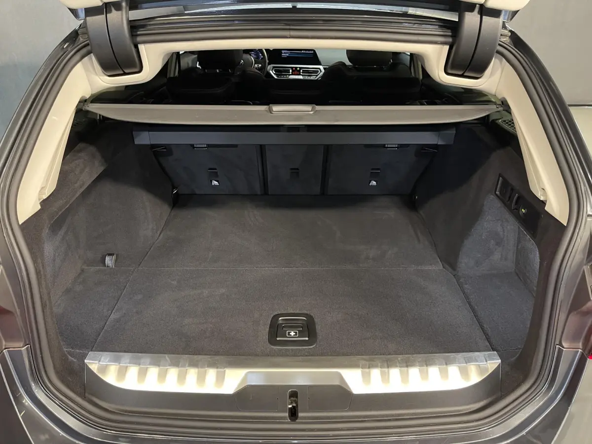 330e xDrive Business Edition Plus 18"/Trekhaak/Laser LED/Head-up/Stoelverwarming/Elektrische klep/Keyless/Apple Carplay & Android Auto