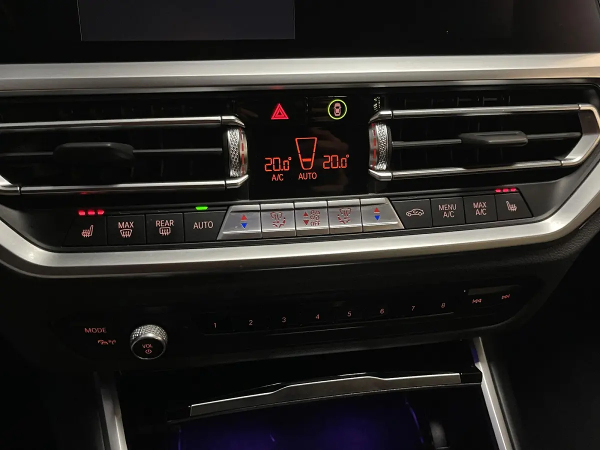 330e xDrive Business Edition Plus 18"/Trekhaak/Laser LED/Head-up/Stoelverwarming/Elektrische klep/Keyless/Apple Carplay & Android Auto