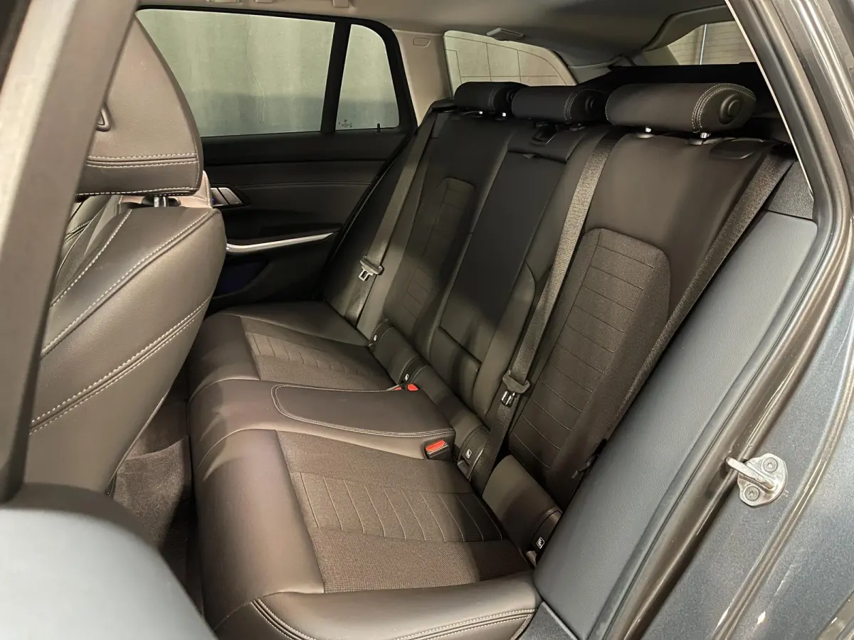 330e xDrive Business Edition Plus 18"/Trekhaak/Laser LED/Head-up/Stoelverwarming/Elektrische klep/Keyless/Apple Carplay & Android Auto