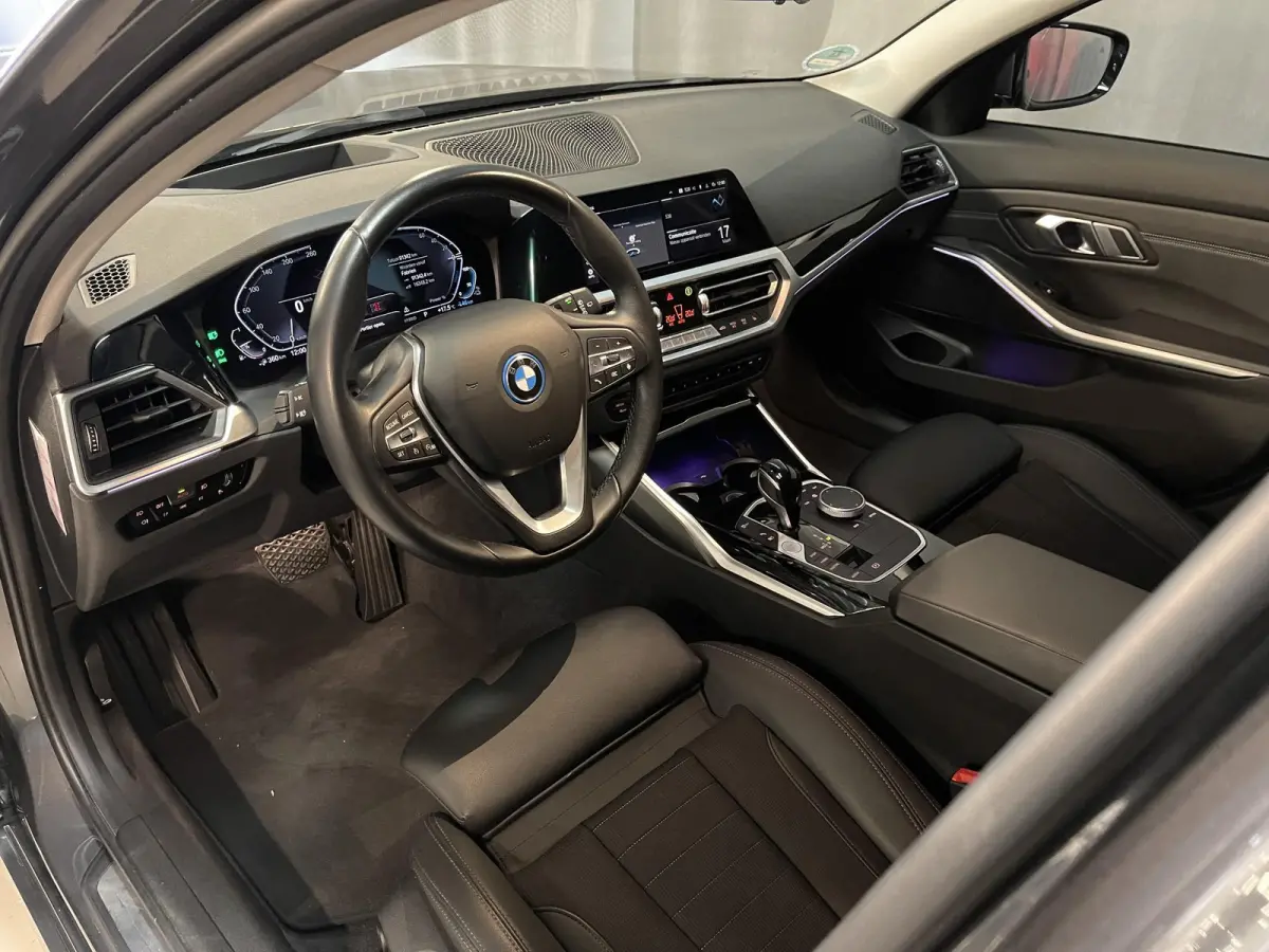 330e xDrive Business Edition Plus 18"/Trekhaak/Laser LED/Head-up/Stoelverwarming/Elektrische klep/Keyless/Apple Carplay & Android Auto