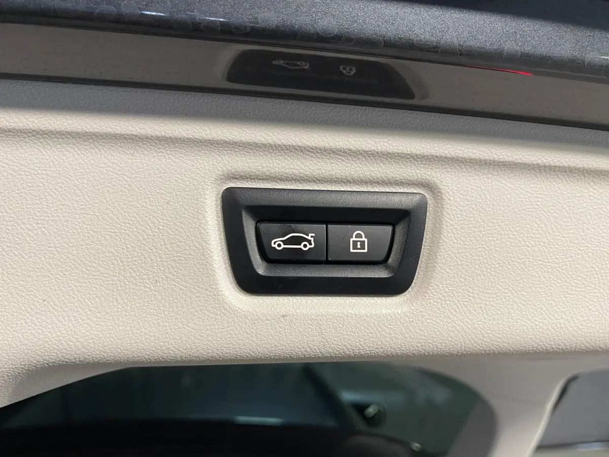 330e xDrive Business Edition Plus 18"/Trekhaak/Laser LED/Head-up/Stoelverwarming/Elektrische klep/Keyless/Apple Carplay & Android Auto