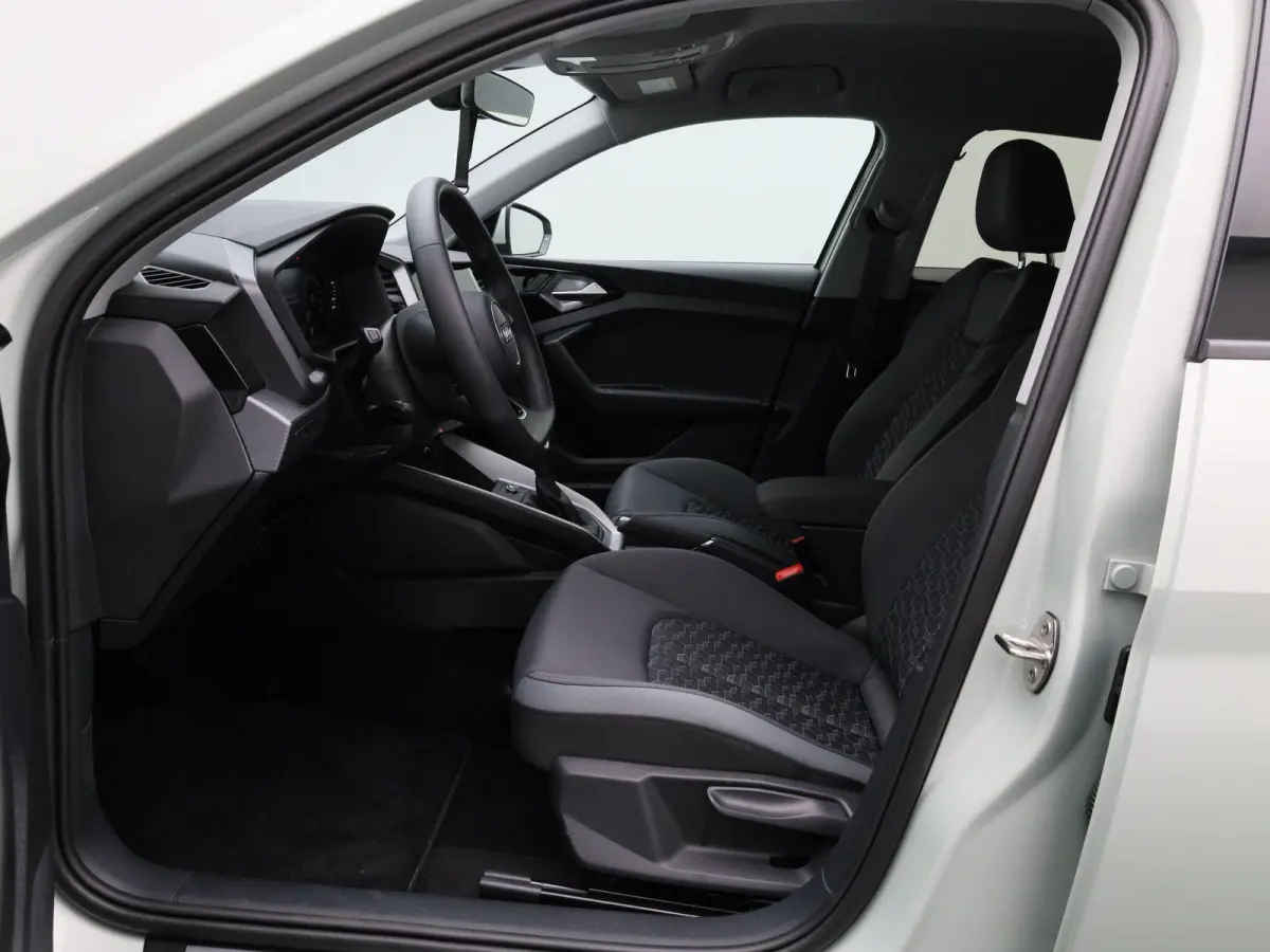 30 TFSI Advanced edition 116 PK | S-line | Adaptive cruise control l Stoelverwarming l Climate control l Navigatie l Apple Carplay / Android Auto l LED-koplampen l Privacy glas l Optiekpakke