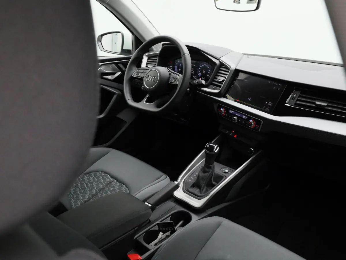 30 TFSI Advanced edition 116 PK | S-line | Adaptive cruise control l Stoelverwarming l Climate control l Navigatie l Apple Carplay / Android Auto l LED-koplampen l Privacy glas l Optiekpakke