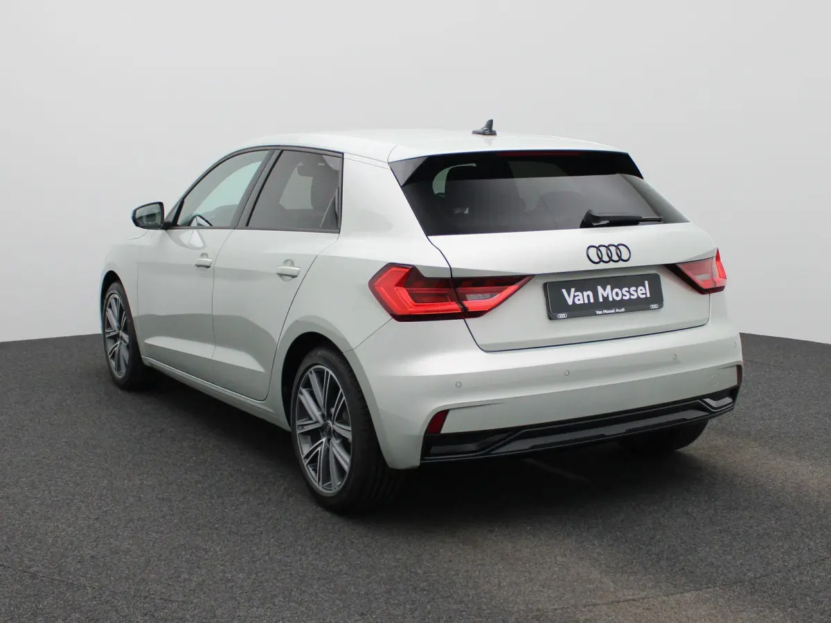 30 TFSI Advanced edition 116 PK | S-line | Adaptive cruise control l Stoelverwarming l Climate control l Navigatie l Apple Carplay / Android Auto l LED-koplampen l Privacy glas l Optiekpakke