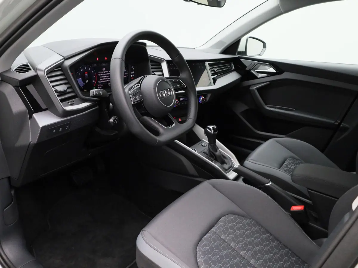 30 TFSI Advanced edition 116 PK | S-line | Adaptive cruise control l Stoelverwarming l Climate control l Navigatie l Apple Carplay / Android Auto l LED-koplampen l Privacy glas l Optiekpakke