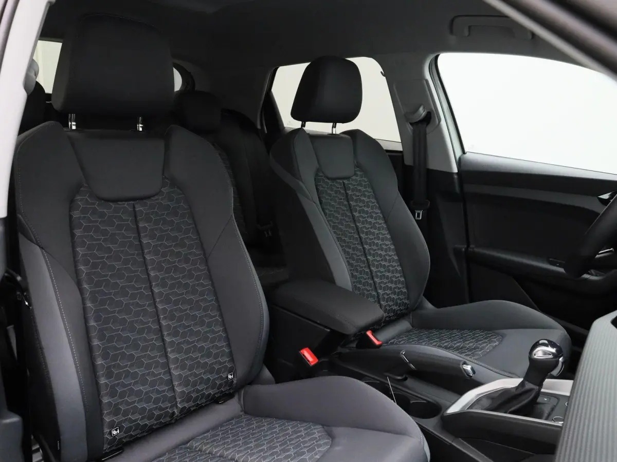 30 TFSI Advanced edition 116 PK | S-line | Adaptive cruise control l Stoelverwarming l Climate control l Navigatie l Apple Carplay / Android Auto l LED-koplampen l Privacy glas l Optiekpakke