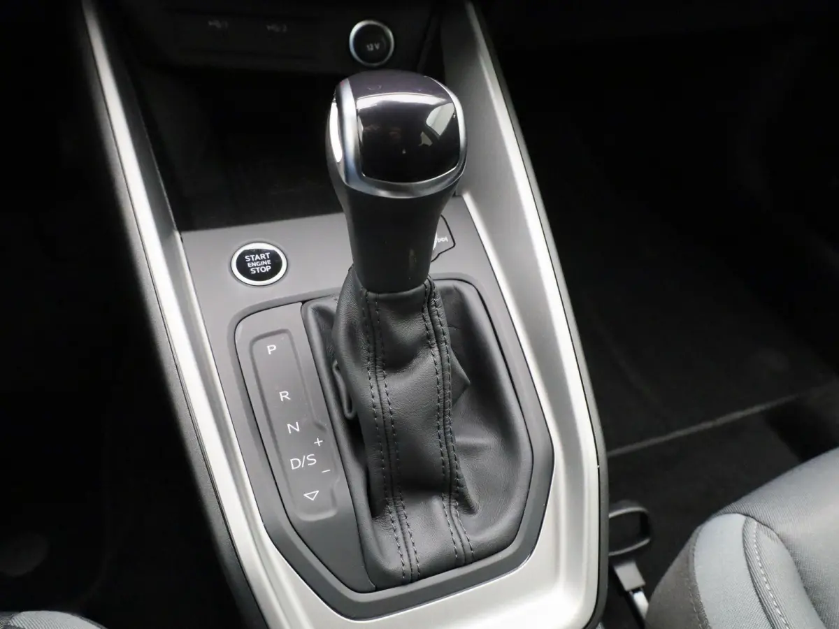 30 TFSI Advanced edition 116 PK | S-line | Adaptive cruise control l Stoelverwarming l Climate control l Navigatie l Apple Carplay / Android Auto l LED-koplampen l Privacy glas l Optiekpakke