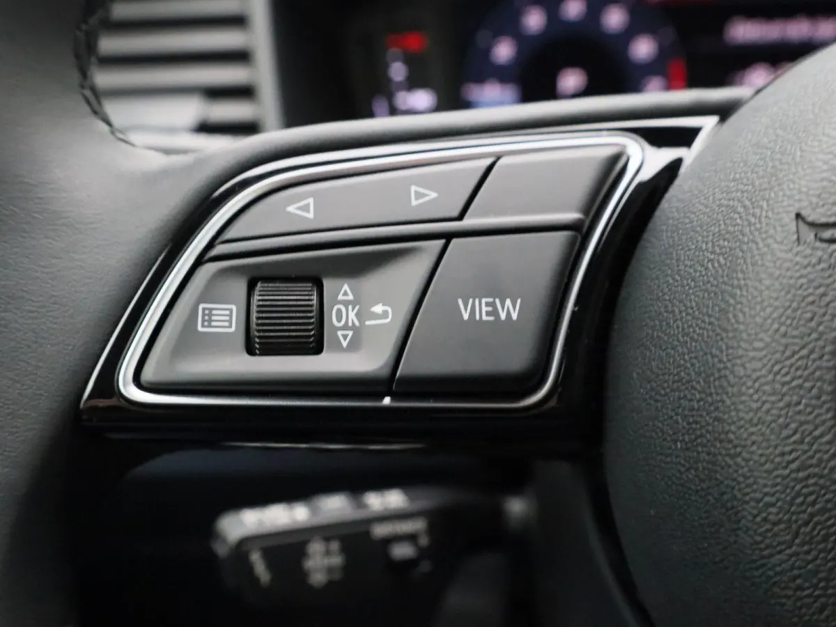 30 TFSI Advanced edition 116 PK | S-line | Adaptive cruise control l Stoelverwarming l Climate control l Navigatie l Apple Carplay / Android Auto l LED-koplampen l Privacy glas l Optiekpakke