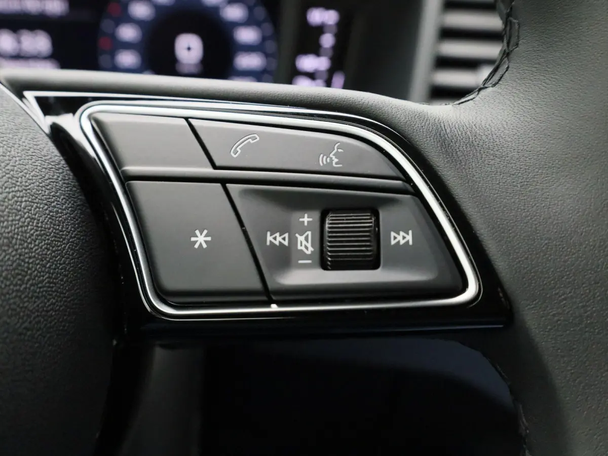 30 TFSI Advanced edition 116 PK | S-line | Adaptive cruise control l Stoelverwarming l Climate control l Navigatie l Apple Carplay / Android Auto l LED-koplampen l Privacy glas l Optiekpakke